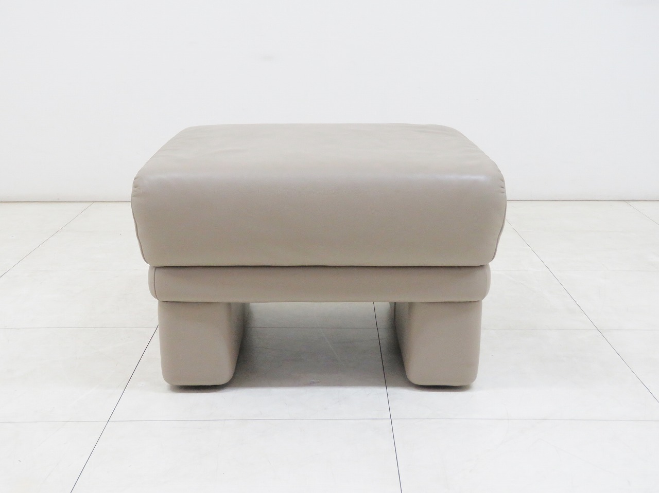 ヒモラ社】オットマン・スツール IDC大塚家具・ドイツ製 総革 himolla
